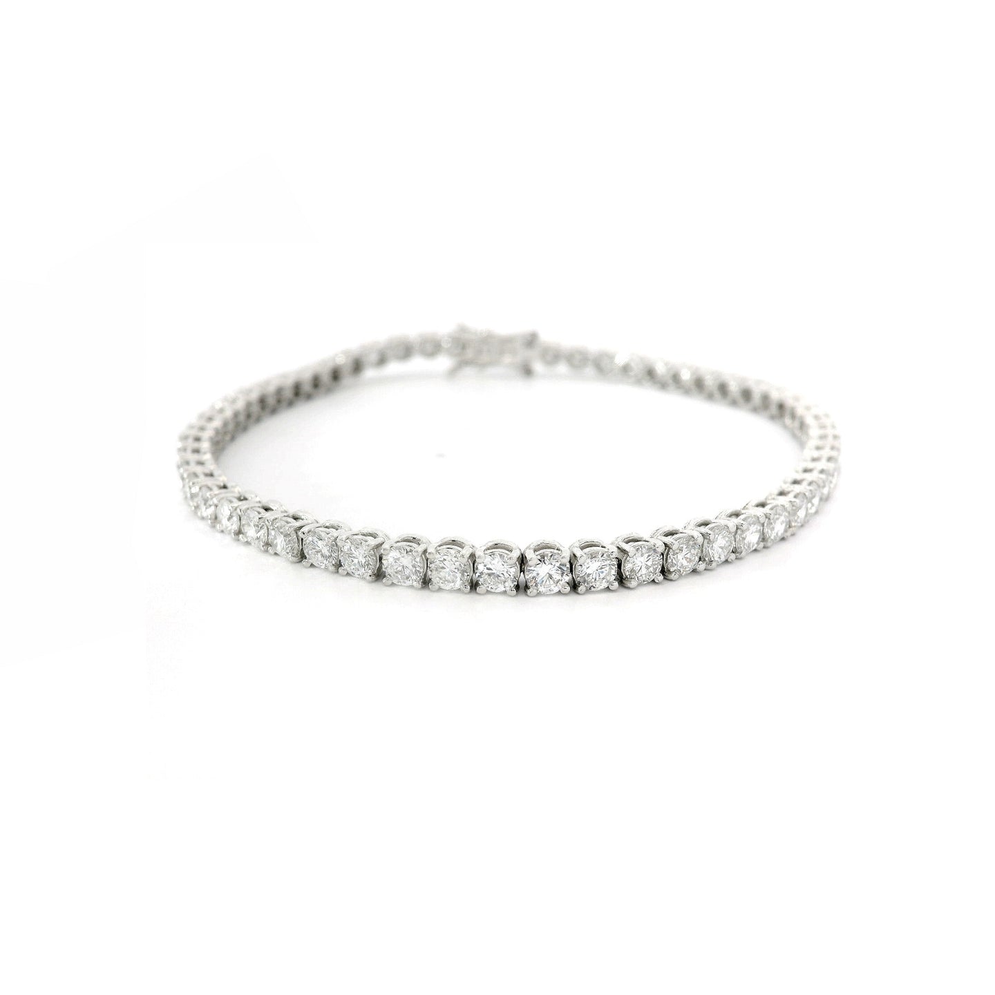 Bracciale Tennis a filo in oro bianco con diamanti lab-grown taglio brillante, 5,54 carati.