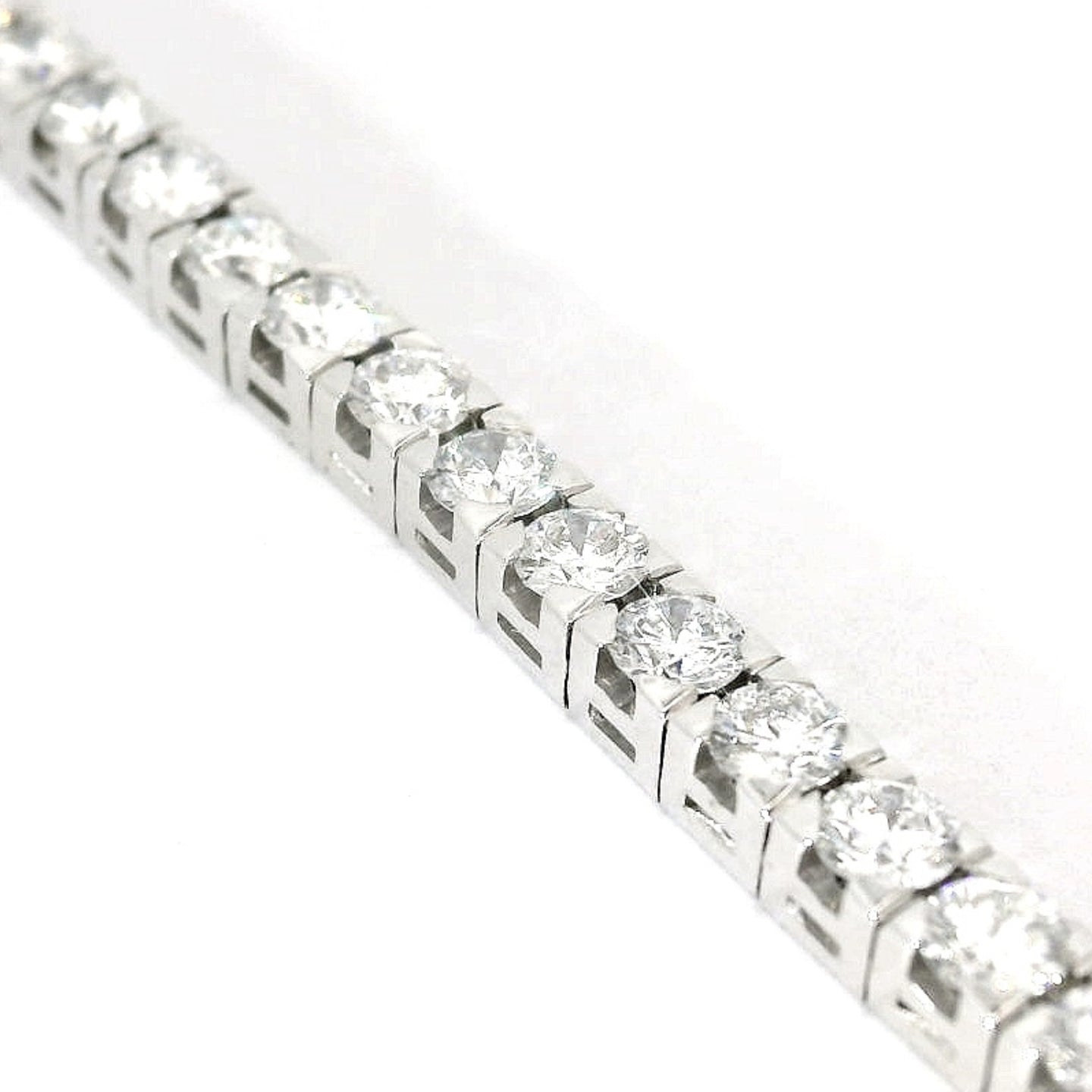 Bracciale Tennis tornito in oro bianco con diamanti lab-grown taglio brillante, 5,32 carati.