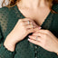 Fascia in oro giallo con diamanti lab-grown taglio brillante, 1,18 carati.