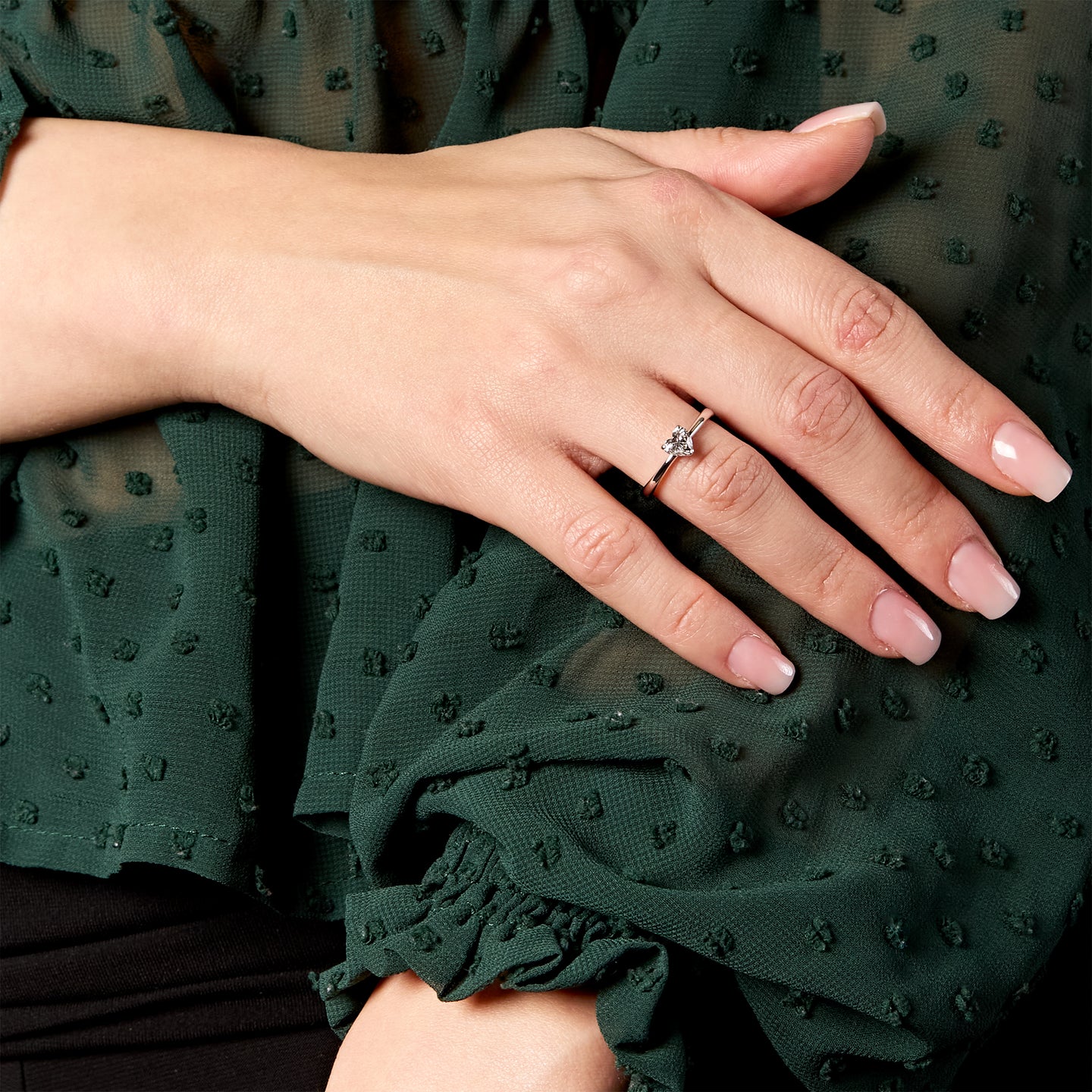 Solitario in oro bianco con diamante lab-grown taglio cuore, 0,50 carati.