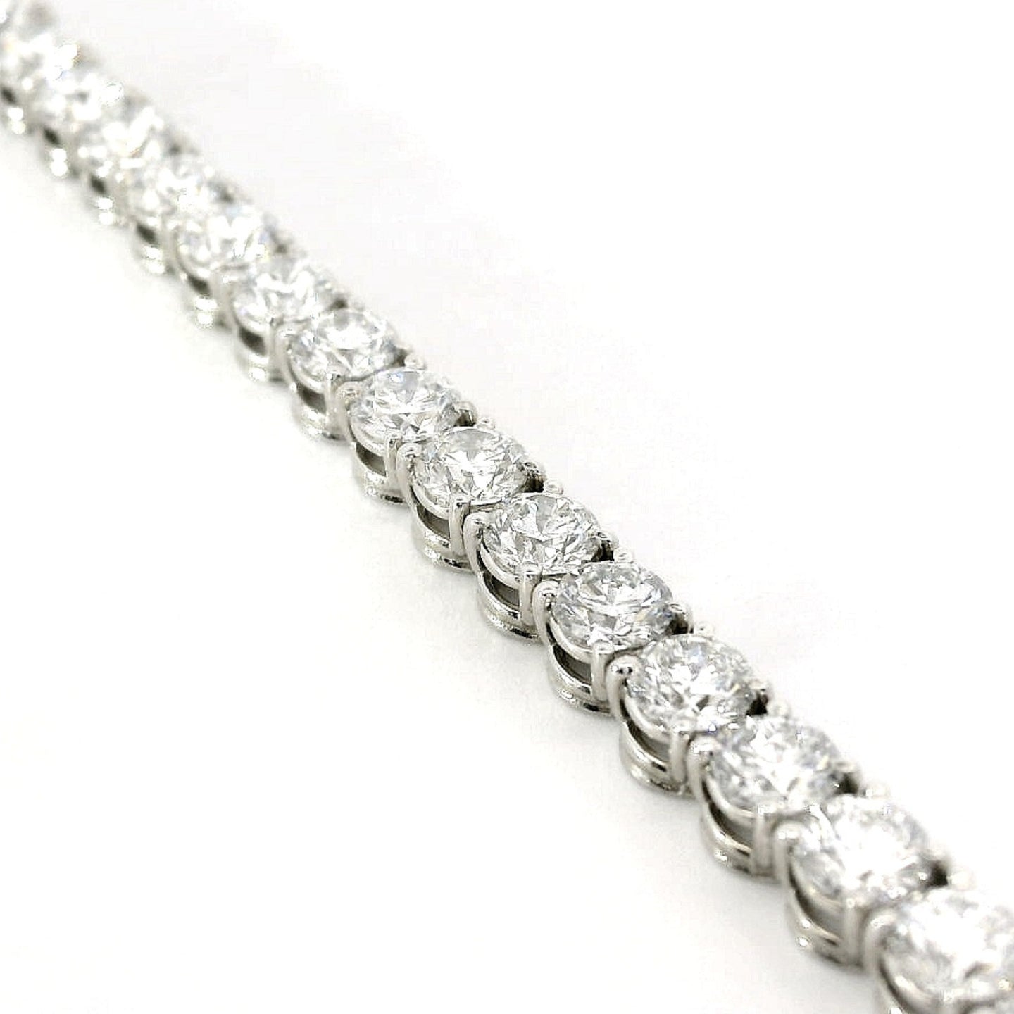 Bracciale Tennis a filo in oro bianco con diamanti lab-grown taglio brillante, 9,27 carati.
