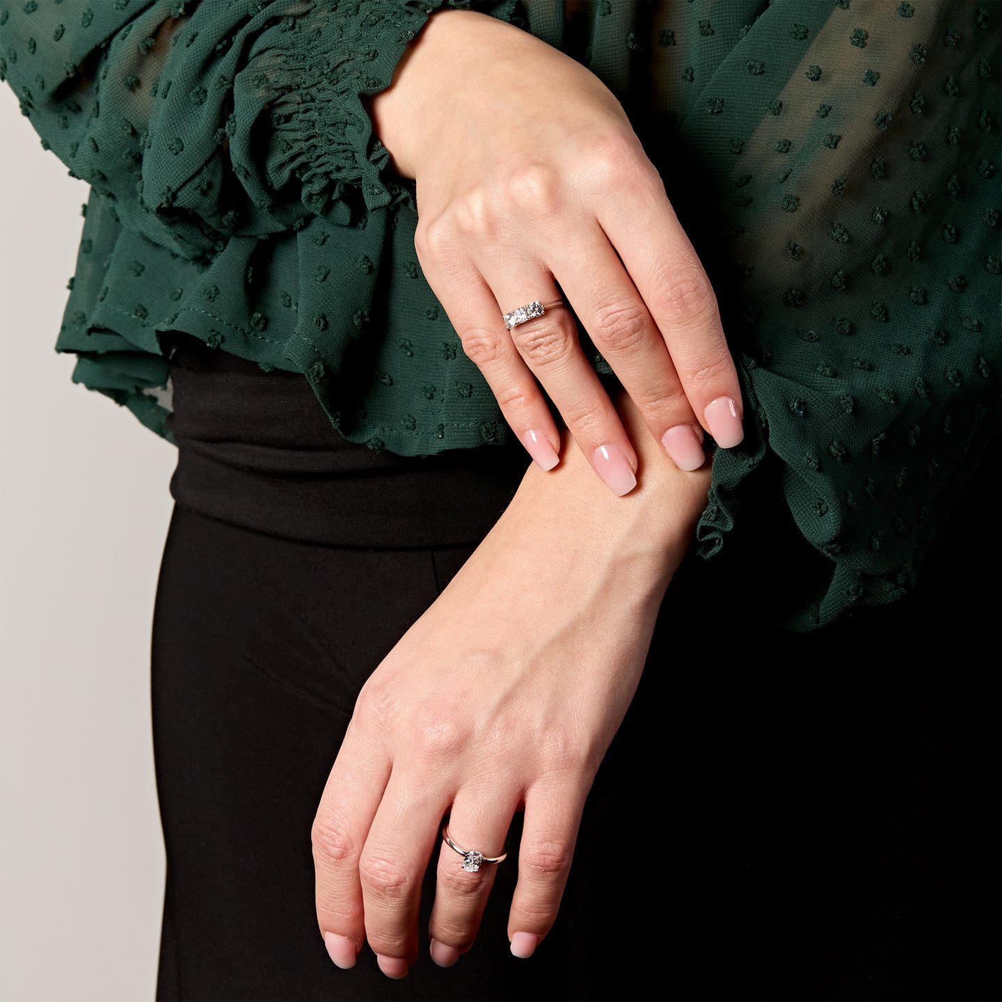 Solitario in oro bianco con diamante lab-grown taglio ovale, 0,71 carati.