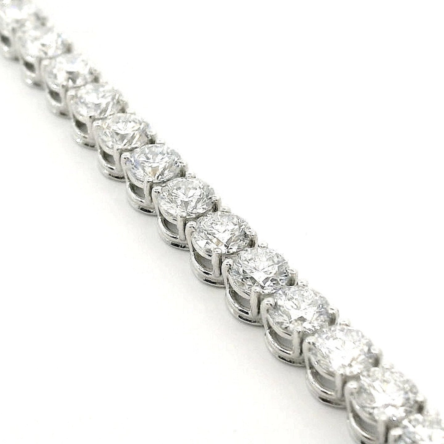 Bracciale Tennis a filo in oro bianco con diamanti lab-grown taglio brillante, 10,84 carati.