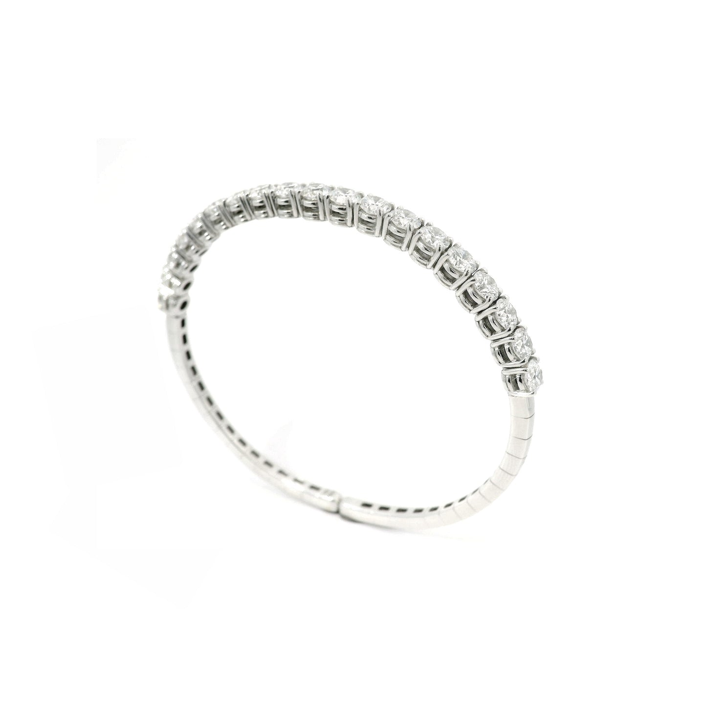Rigid bracelet in white gold with brilliant-cut lab-grown diamonds, 4.26 carats.