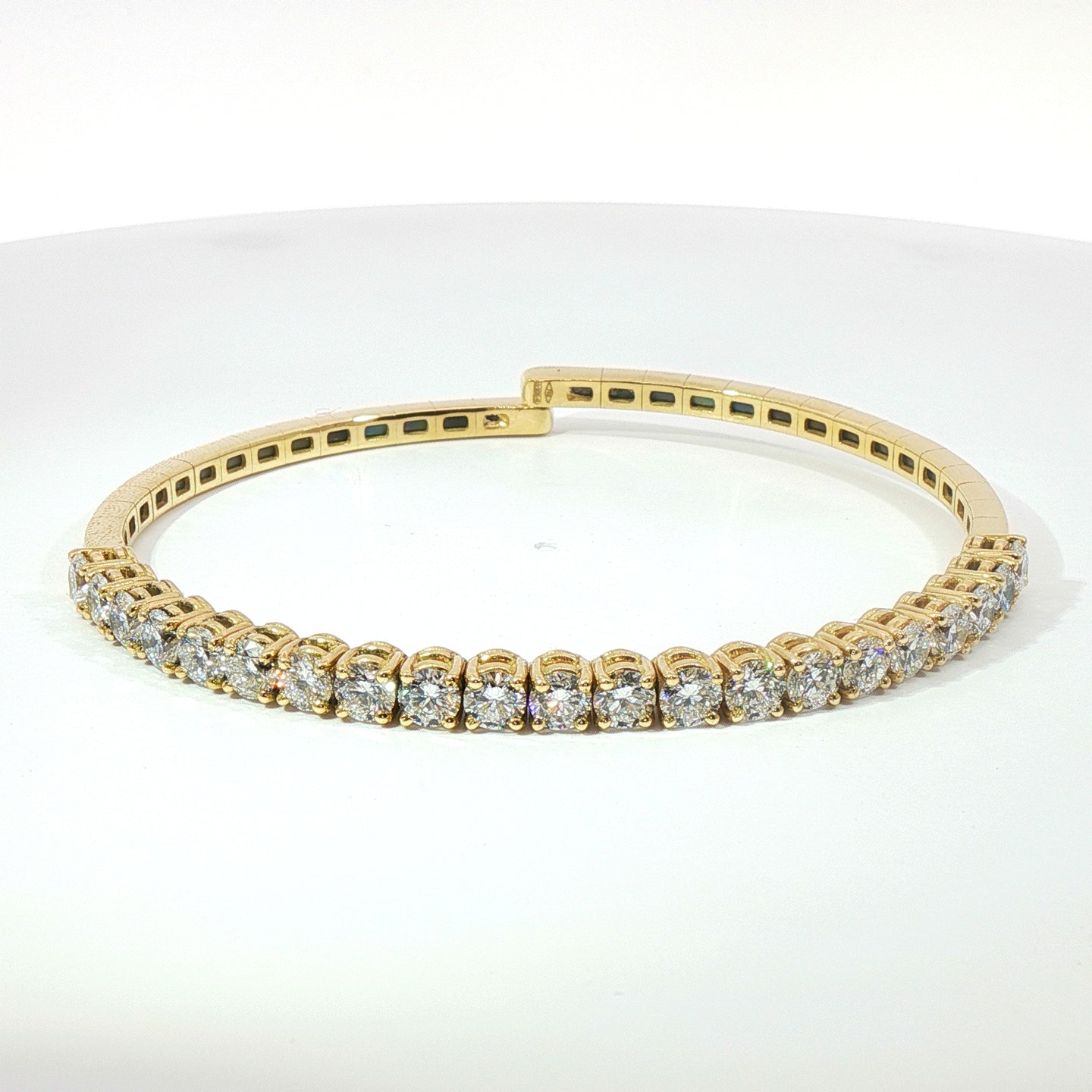Bracciale rigido in oro giallo con diamanti Lab-Grown taglio brillante, 4,28 carati.