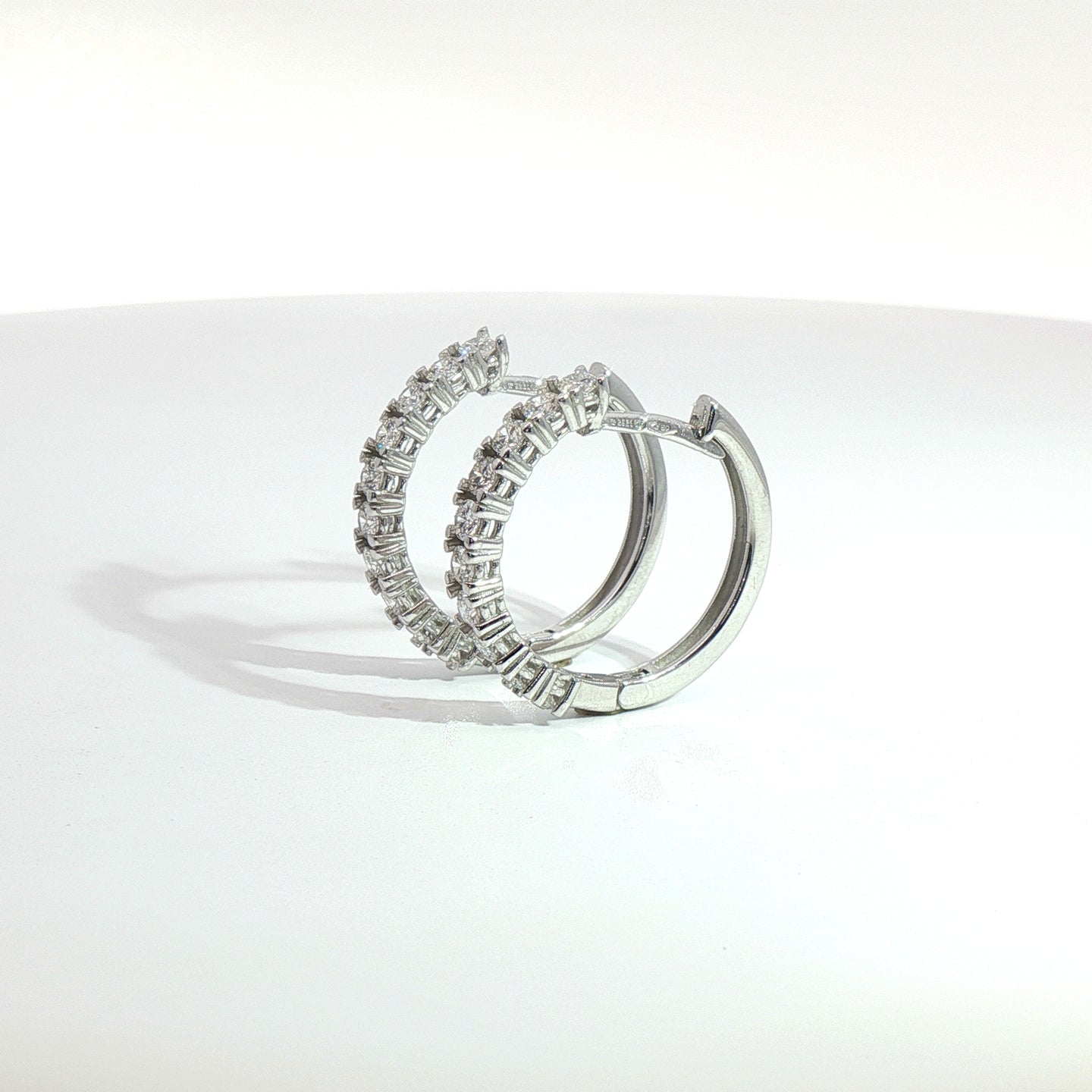 Orecchini cerchio in oro bianco con diamanti Lab-Grown taglio brillante, 0,57 carati.