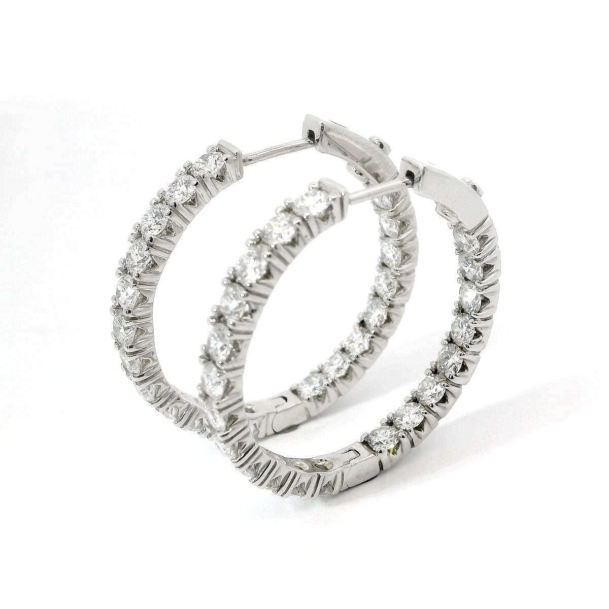 Orecchini a cerchio in oro bianco con diamanti lab-grown taglio brillante, 4,32 carati.