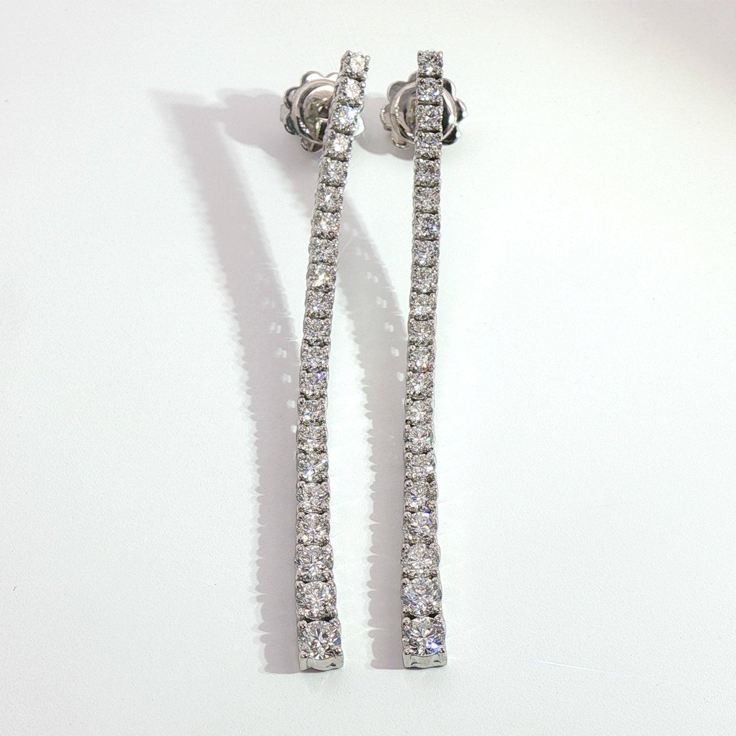 Orecchini tennis in oro bianco con diamanti Lab-Grown taglio brillante, 1,67 carati.