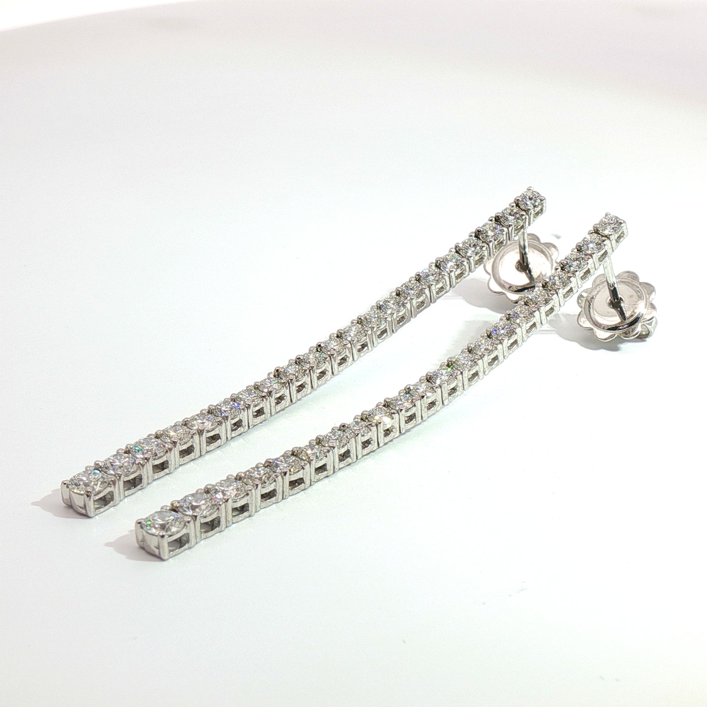 Orecchini tennis in oro bianco con diamanti Lab-Grown taglio brillante, 1,67 carati.