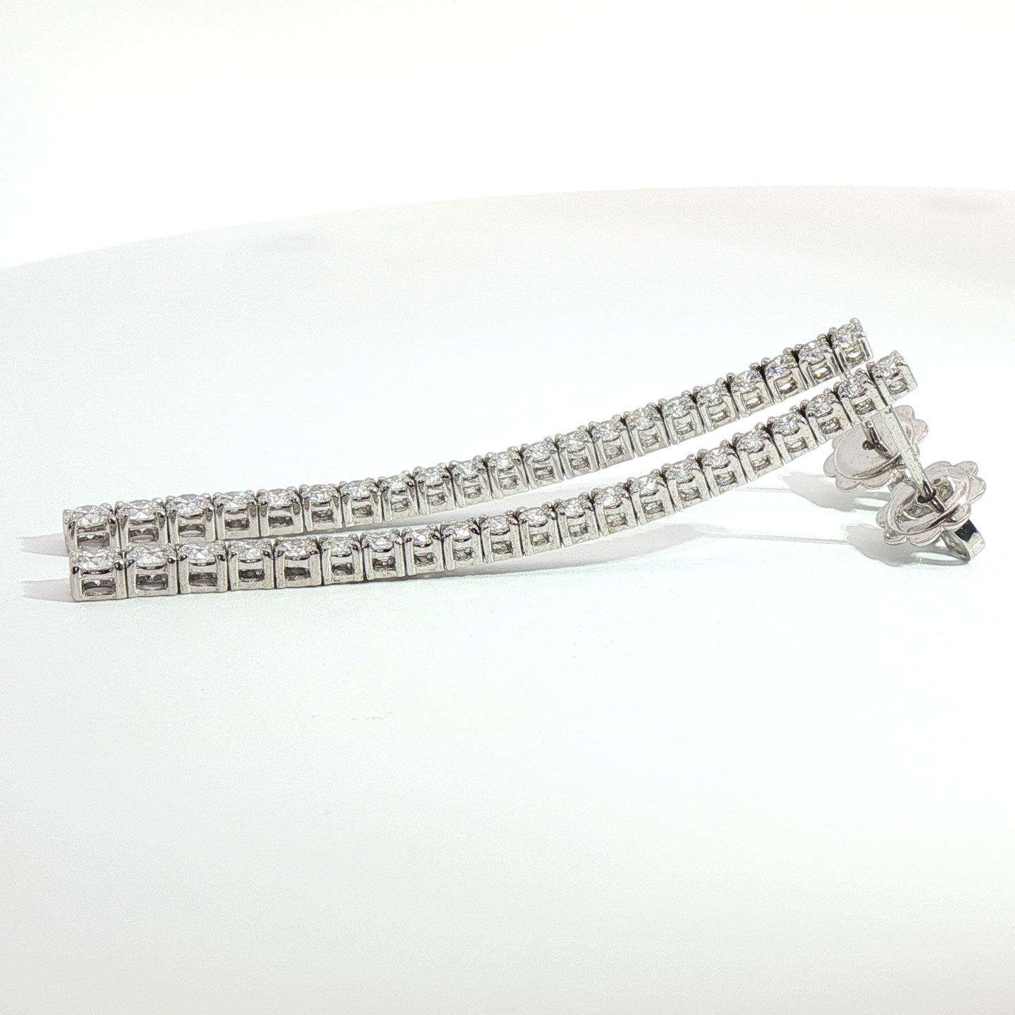 Orecchini tennis in oro bianco con diamanti Lab-Grown taglio brillante, 1,67 carati.