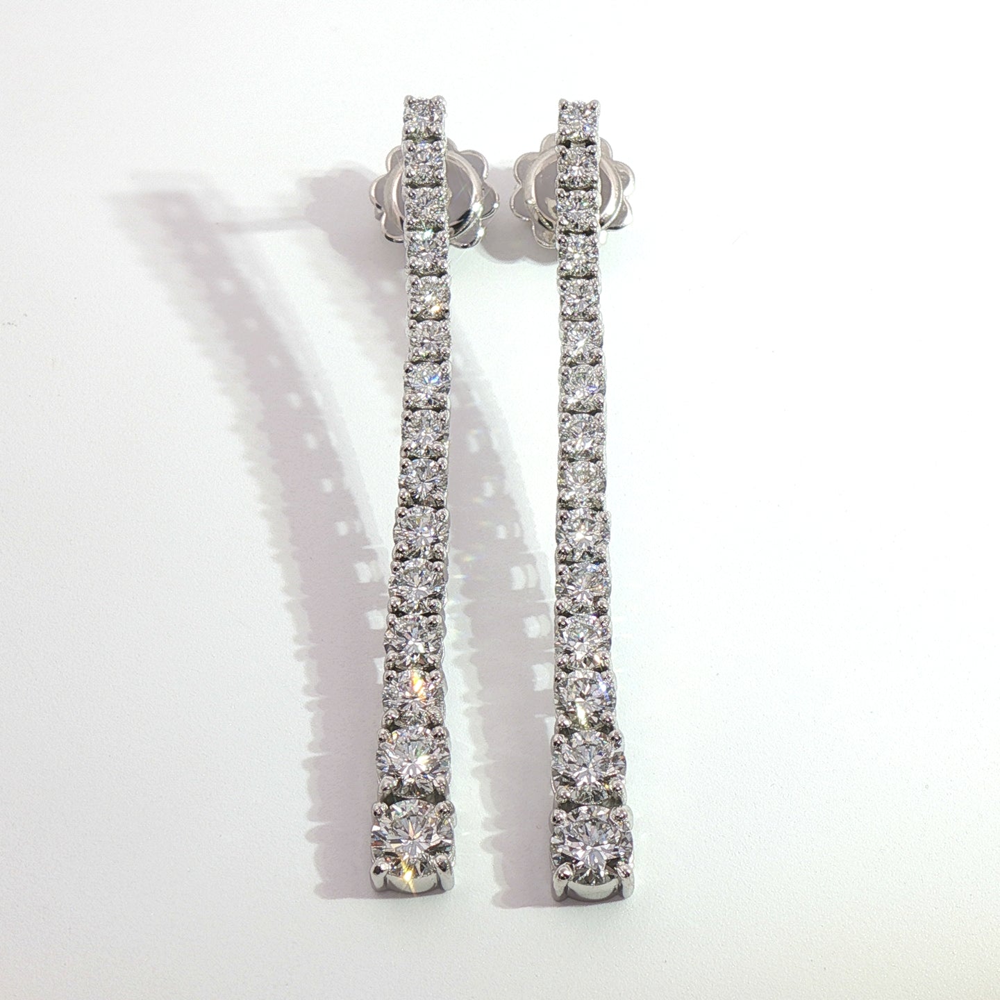 Orecchini tennis in oro bianco con diamanti Lab-Grown taglio brillante, 2,18 carati.