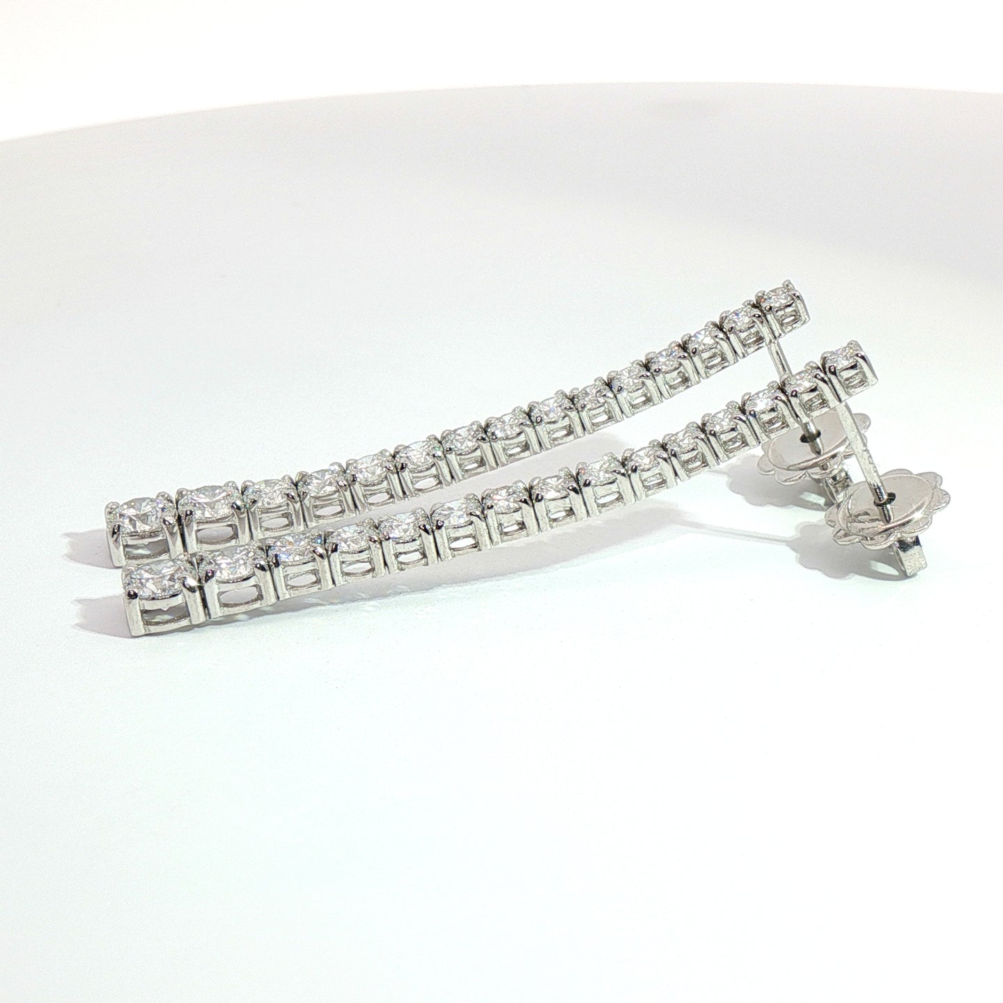 Orecchini tennis in oro bianco con diamanti Lab-Grown taglio brillante, 2,18 carati.