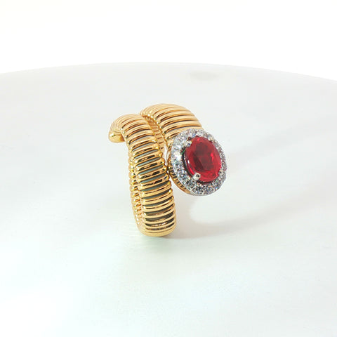 Solitario Queen con contorno in oro giallo tubogas con Rubino Lab-Grown taglio ovale e Diamanti Lab-Grown taglio brillante.