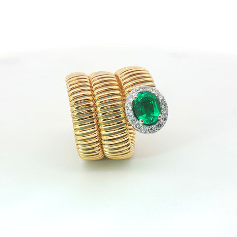 Solitario Queen con contorno in oro giallo tubogas con Smeraldo Lab-Grown taglio ovale e Diamanti Lab-Grown taglio brillante.