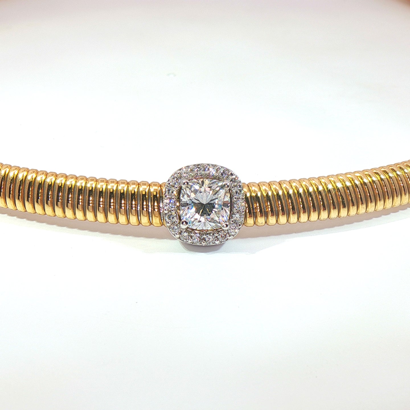 Girocollo Queen con centrale e contorno in oro giallo tubogas con Diamante Lab-Grown taglio cuscino e Diamanti Lab-Grown taglio brillante, 1,21 carati.
