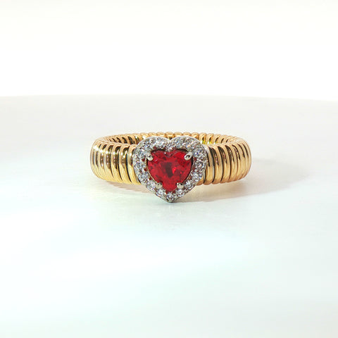 Solitario Queen con contorno in oro giallo tubogas con rubino Lab-Grown taglio cuore e Diamanti Lab-Grown taglio brillante.