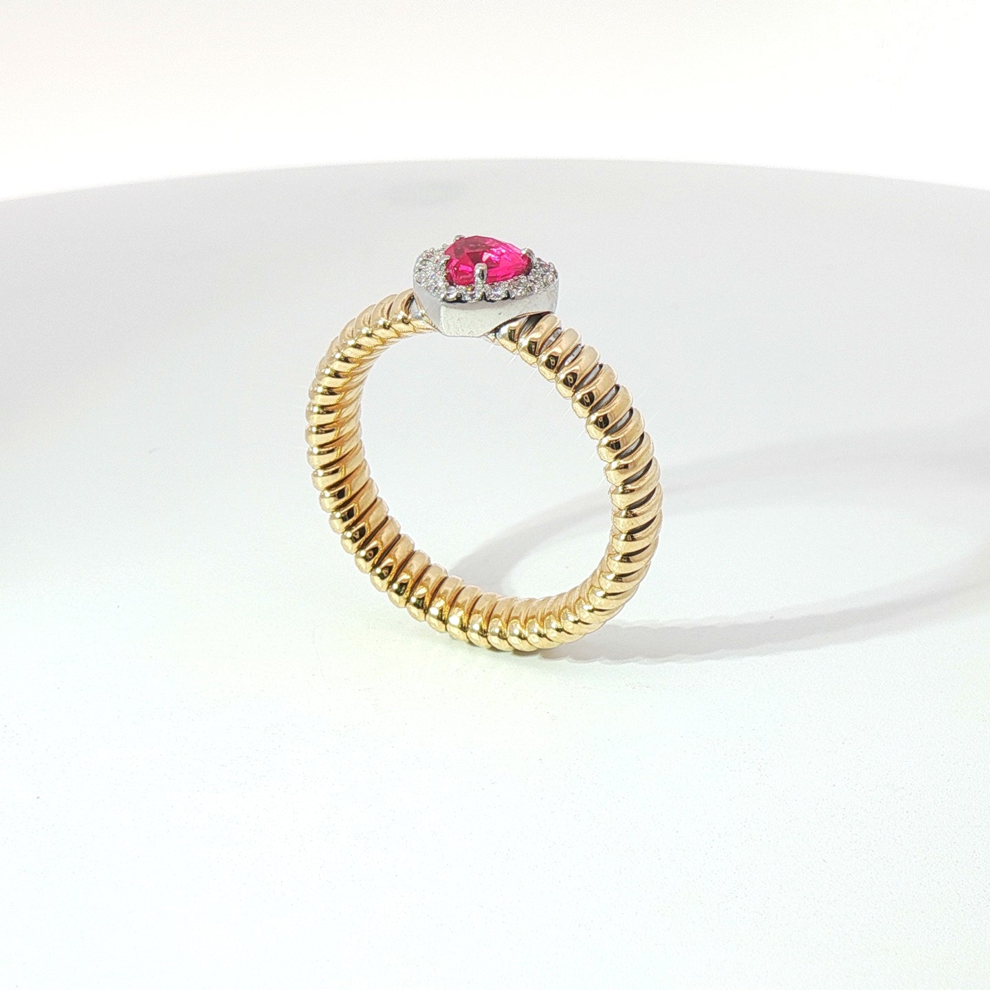 Anello Queen in oro giallo Tubogas con zaffiro rosa Lab-Grown taglio cuore e diamanti Lab-Grown taglio brillante.