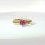 Anello Queen in oro giallo Tubogas con zaffiro rosa Lab-Grown taglio cuore e diamanti Lab-Grown taglio brillante.