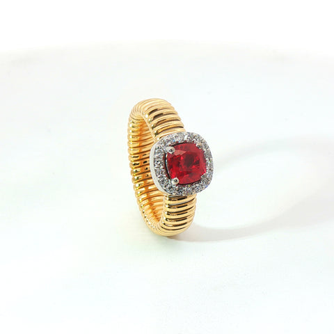 Solitario Queen con contorno in oro giallo tubogas con Rubino Lab_Grown taglio cuscino e diamanti Lab-Grown taglio brillante.