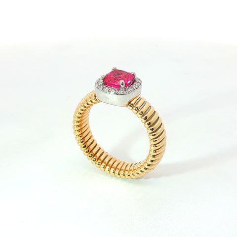 Solitario Queen con contorno in oro giallo tubogas con zaffiro rosa Lab-Grown taglio cuscino e Diamanti Lab-Grown taglio brillante.