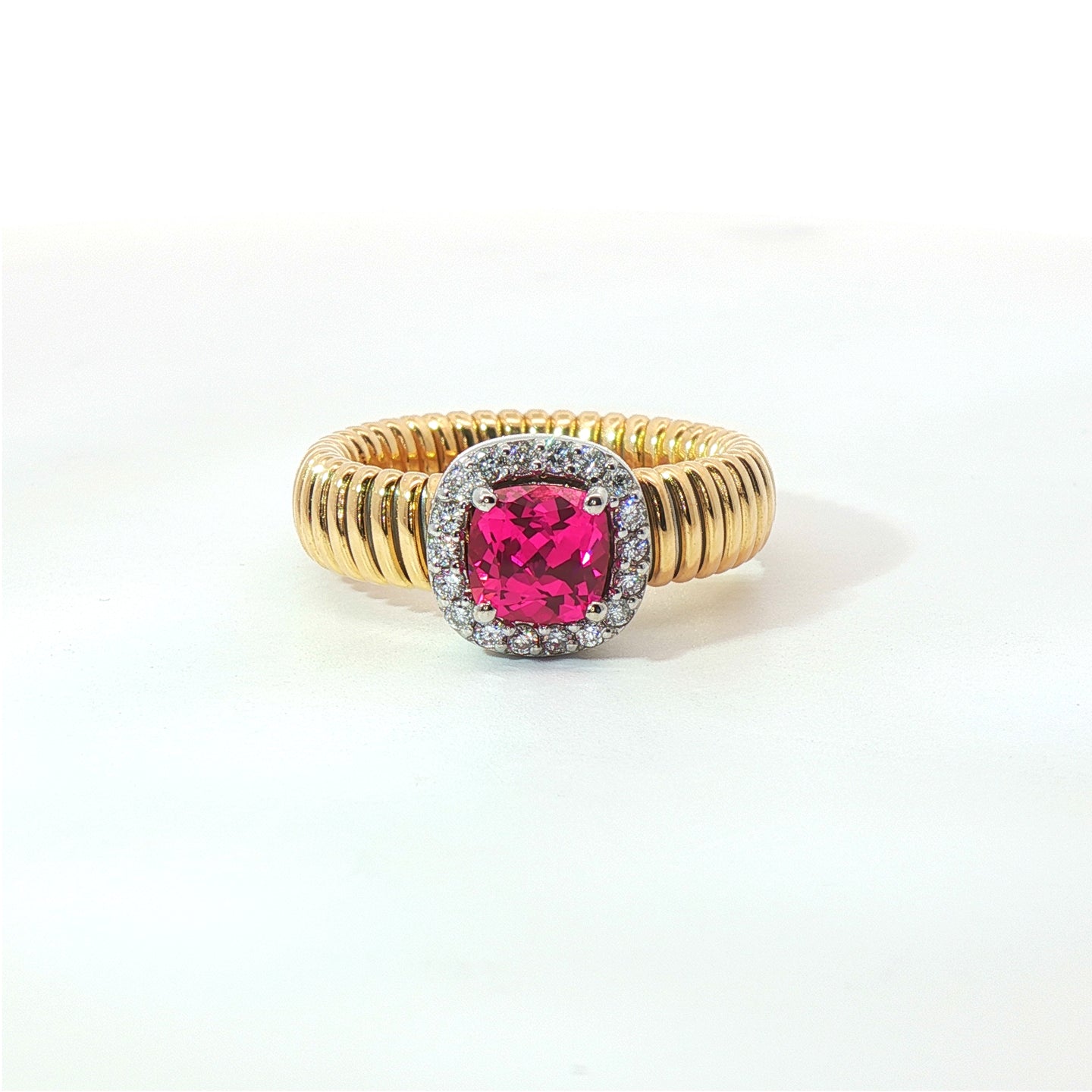 Solitario Queen con contorno in oro giallo tubogas con zaffiro rosa Lab-Grown taglio cuscino e Diamanti Lab-Grown taglio brillante.