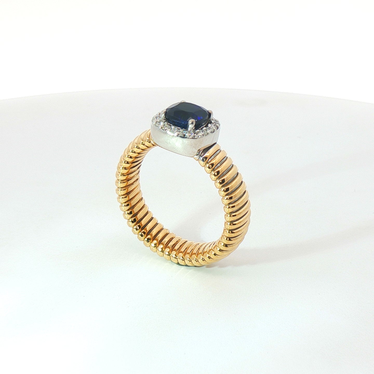 Solitario Queen con contorno in oro giallo tubogas con Zaffiro Lab-Grown taglio cuscino e Diamanti Lab-Grown taglio brillante.