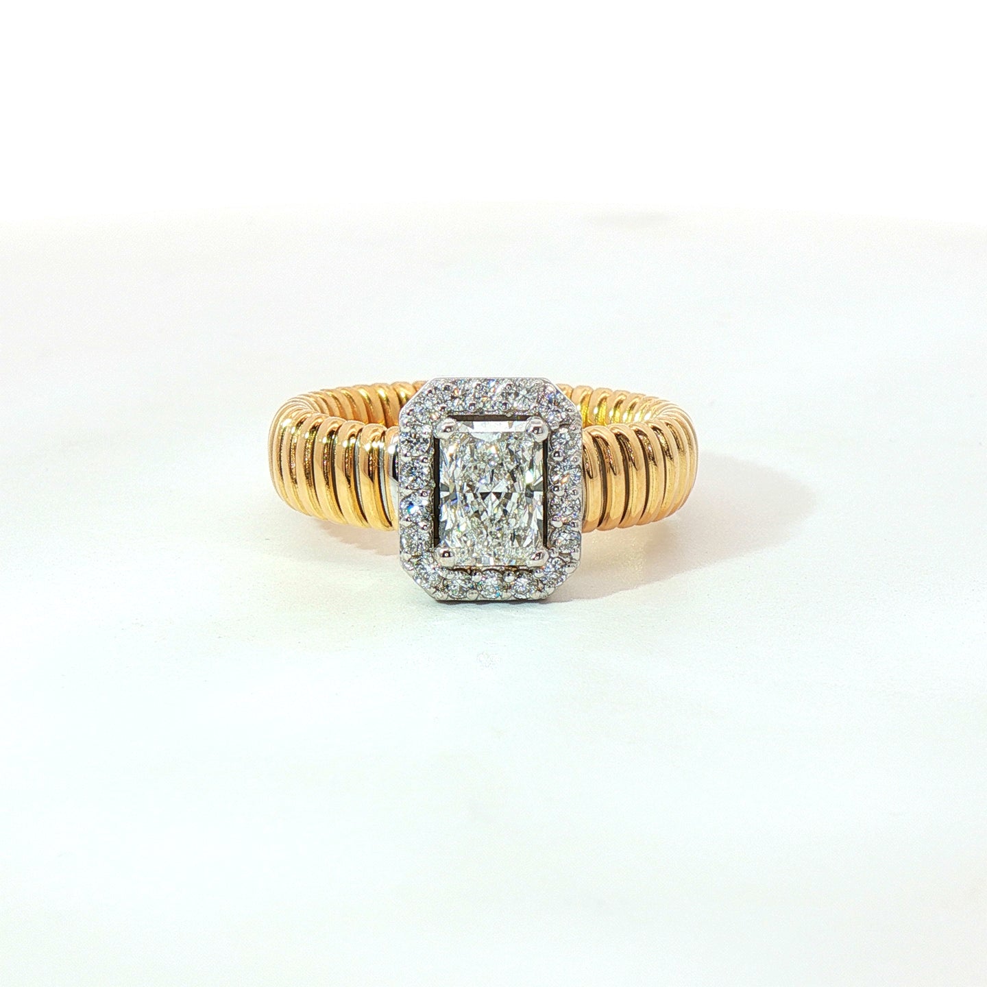 Solitario Queen con contorno in oro giallo tubogas con Diamante Lab-Grown taglio radiant e diamanti Lab-Grown taglio brillante.