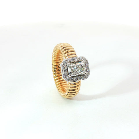 Solitario Queen con contorno in oro giallo tubogas con Diamante Lab-Grown taglio radiant e diamanti Lab-Grown taglio brillante.