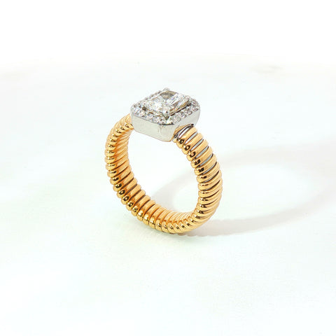 Solitario Queen con contorno in oro giallo tubogas con Diamante Lab-Grown taglio radiant e diamanti Lab-Grown taglio brillante.