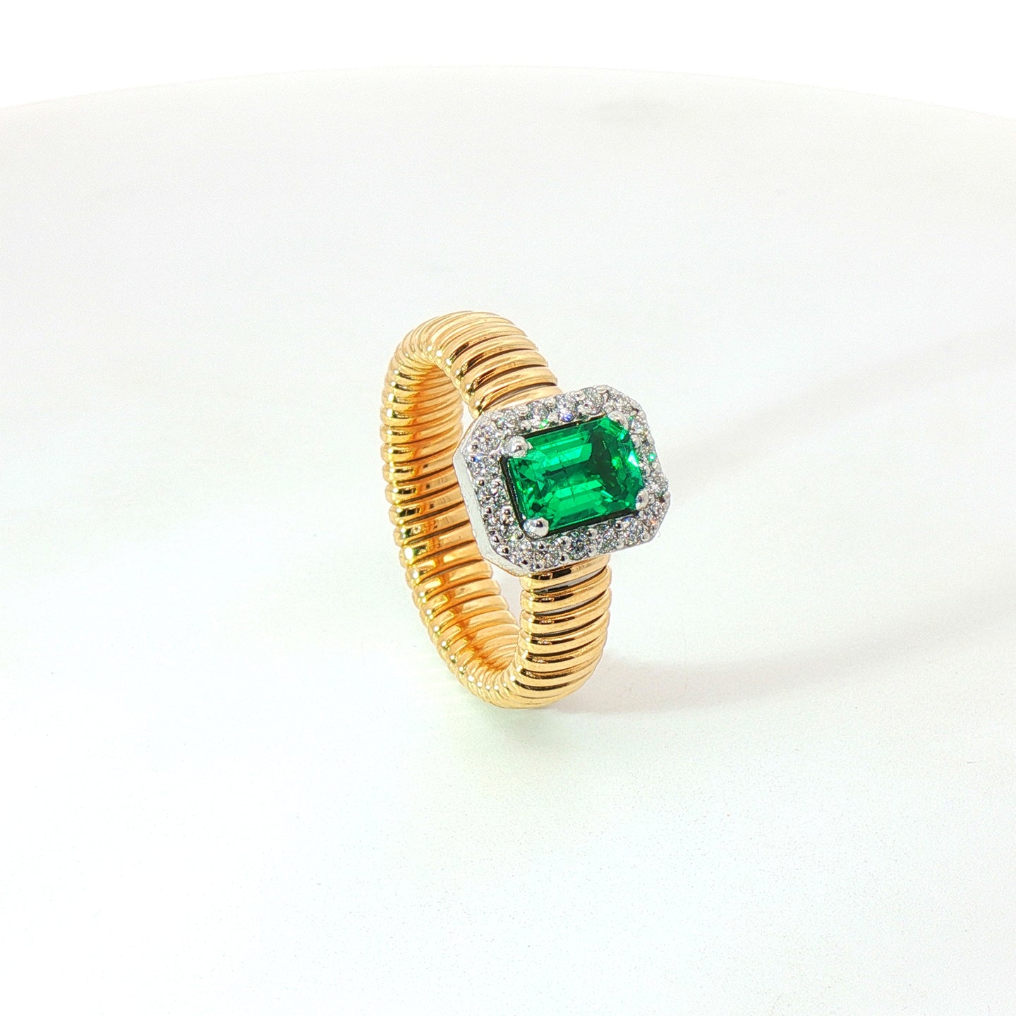 Solitario Queen con contorno in oro giallo tubogas con Smeraldo Lab-Grown taglio smeraldo e Diamanti Lab-Grown taglio brillante.