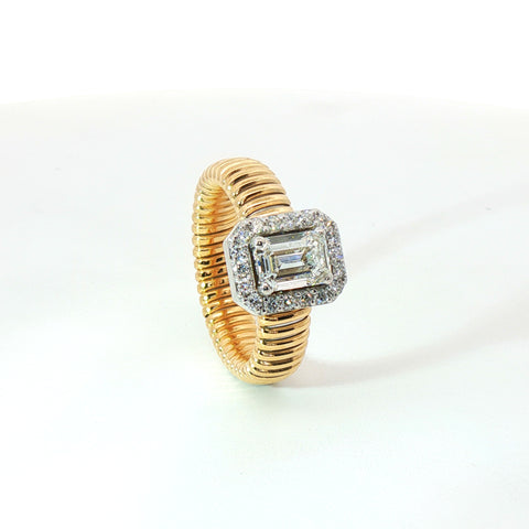 Solitario Queen con contorno in oro giallo tubogas con Diamante Lab-Grown taglio smeraldo e Diamanti Lab-Grown taglio brillante.