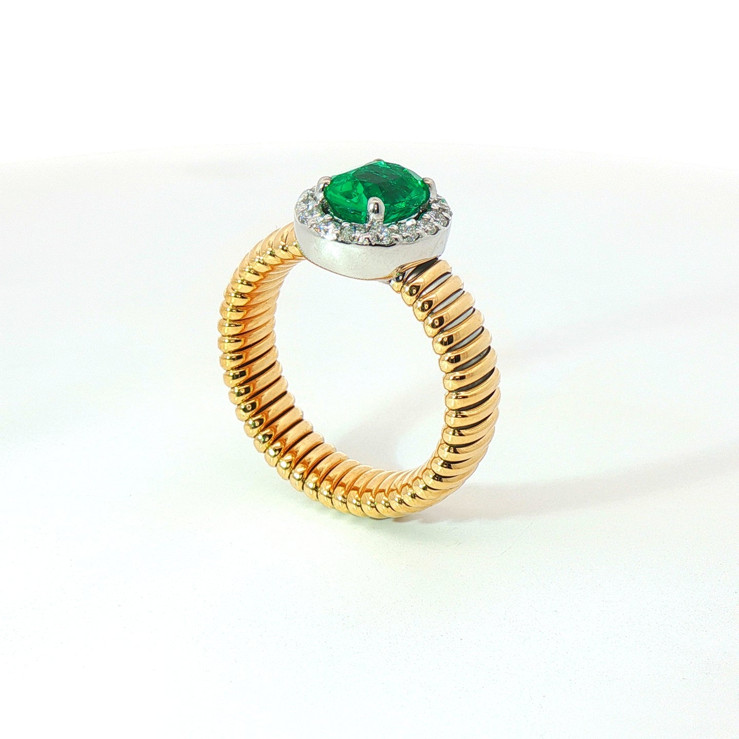 Solitario Queen con contorno in oro giallo tubogas con Smeraldo Lab-Grown taglio ovale e Diamanti Lab-Grown taglio brillante.