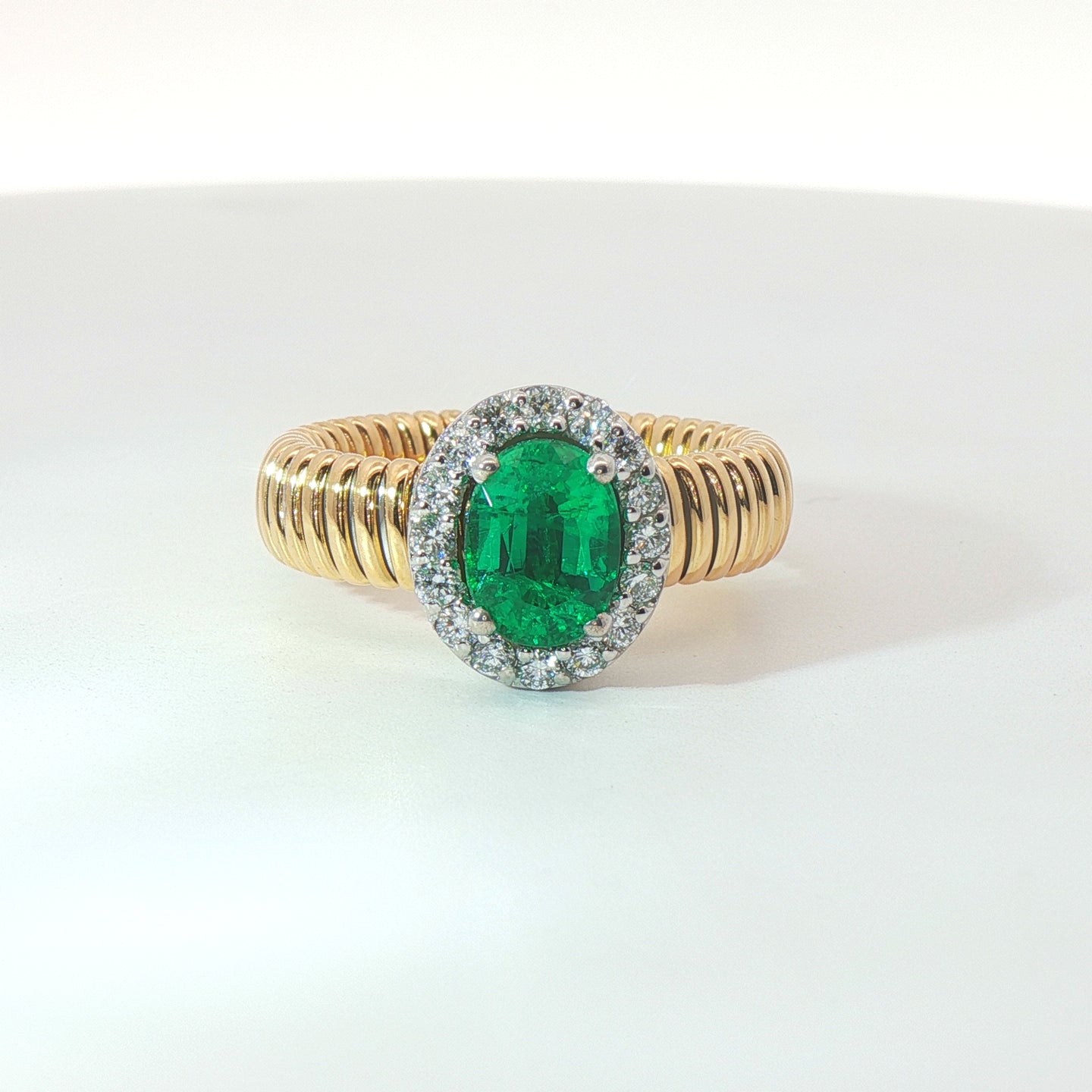 Solitario Queen con contorno in oro giallo tubogas con Smeraldo Lab-Grown taglio ovale e Diamanti Lab-Grown taglio brillante.