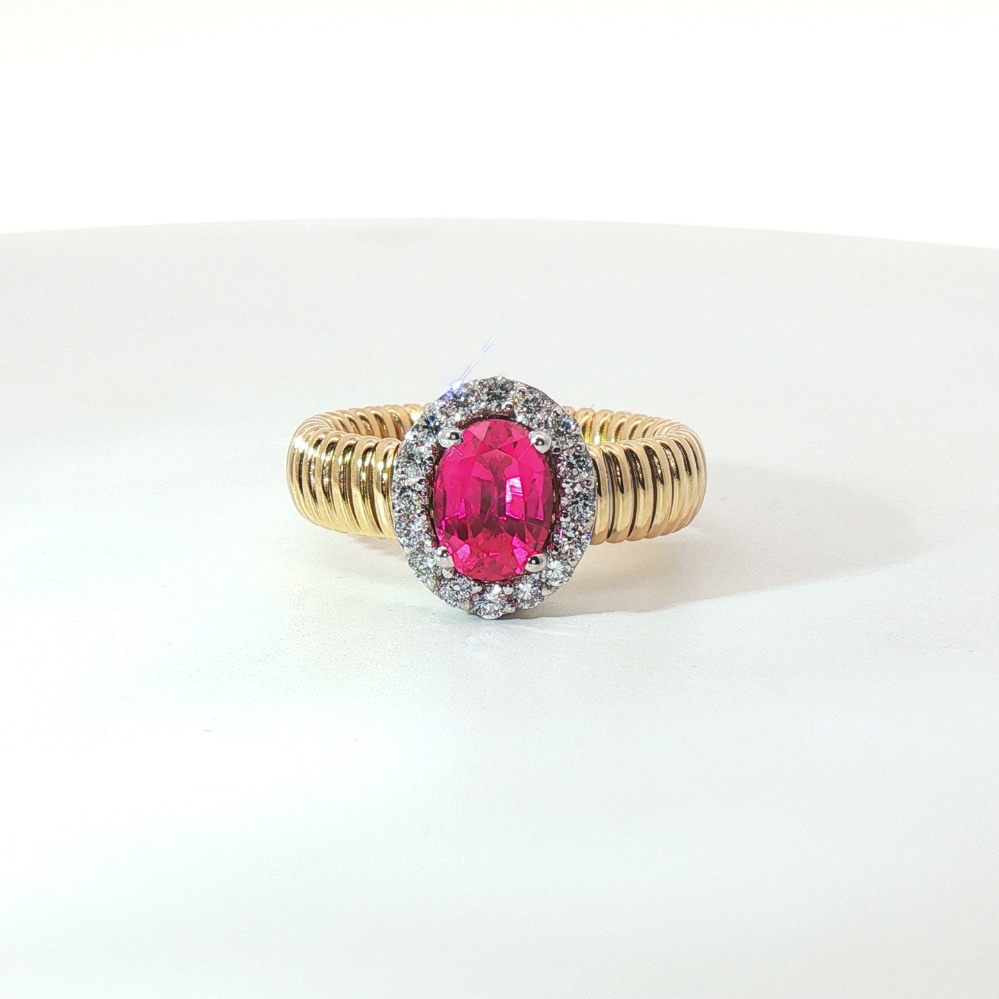 Solitario Queen con contorno in oro giallo tubogas con Zaffiro rosa Lab-Grown taglio ovale e Diamanti Lab-Grown taglio brillante.