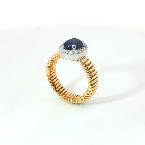 Solitario Queen con contorno in oro giallo tubogas con Zaffiro Lab-Grown taglio ovale e Diamanti Lab-Grown taglio brillante.