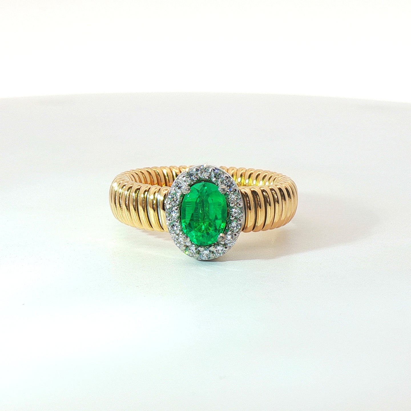 Solitario Queen con contorno in oro giallo tubogas con Smeraldo Lab-Grown taglio ovale e Diamanti Lab-Grown taglio brillante.