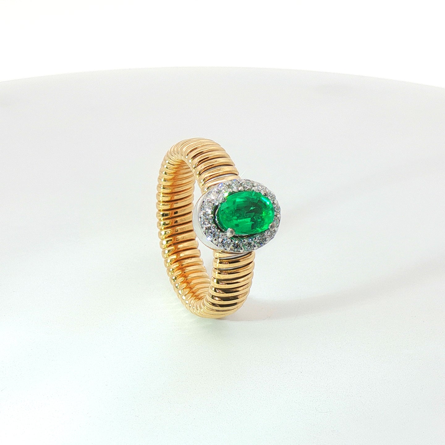 Solitario Queen con contorno in oro giallo tubogas con Smeraldo Lab-Grown taglio ovale e Diamanti Lab-Grown taglio brillante.