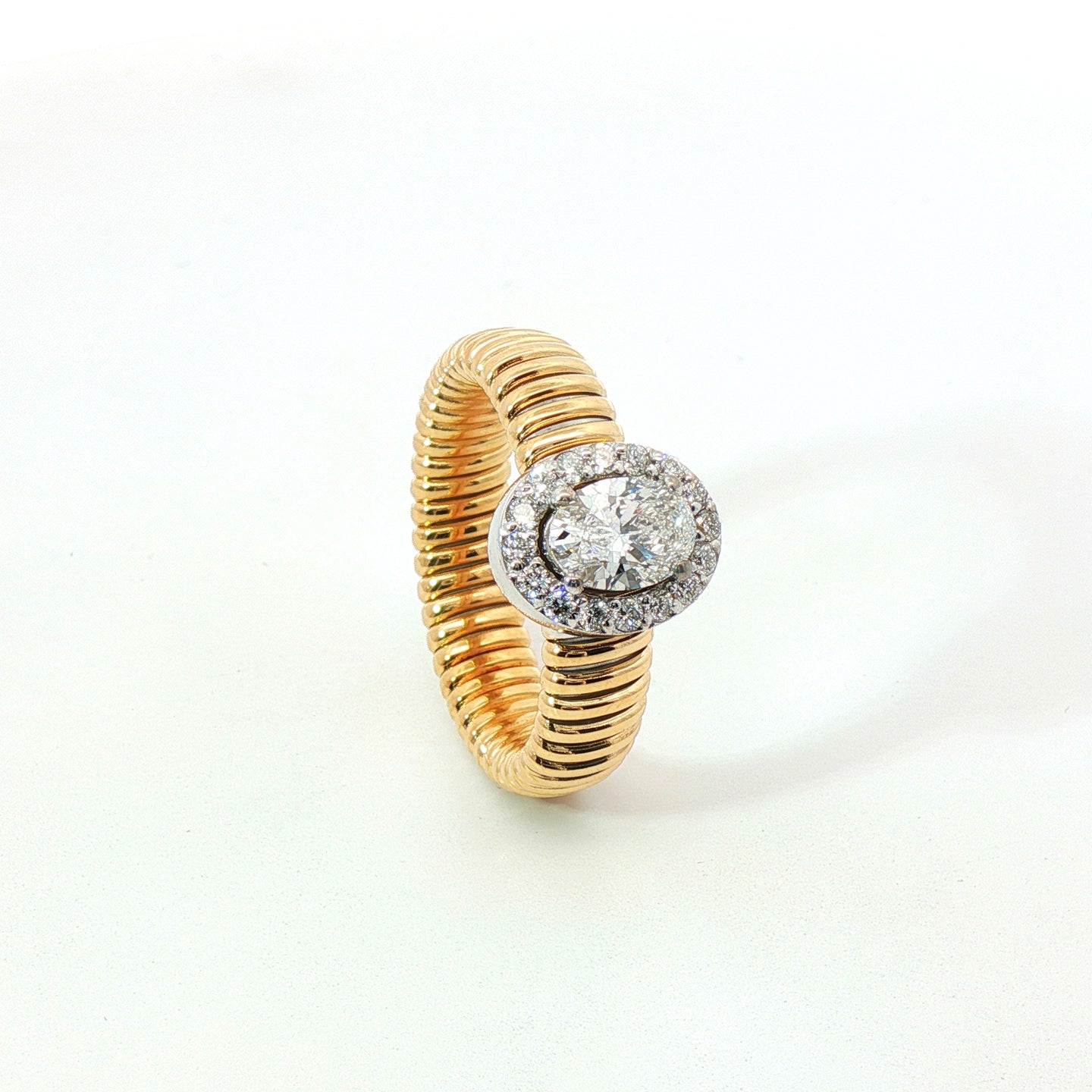Solitario Queen con contorno in oro giallo tubogas con Diamanti Lab-Grown taglio ovale e brilante, 0,92 carati.