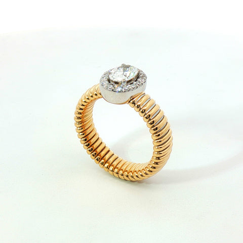 Solitario Queen con contorno in oro giallo tubogas con Diamanti Lab-Grown taglio ovale e brilante, 0,92 carati.