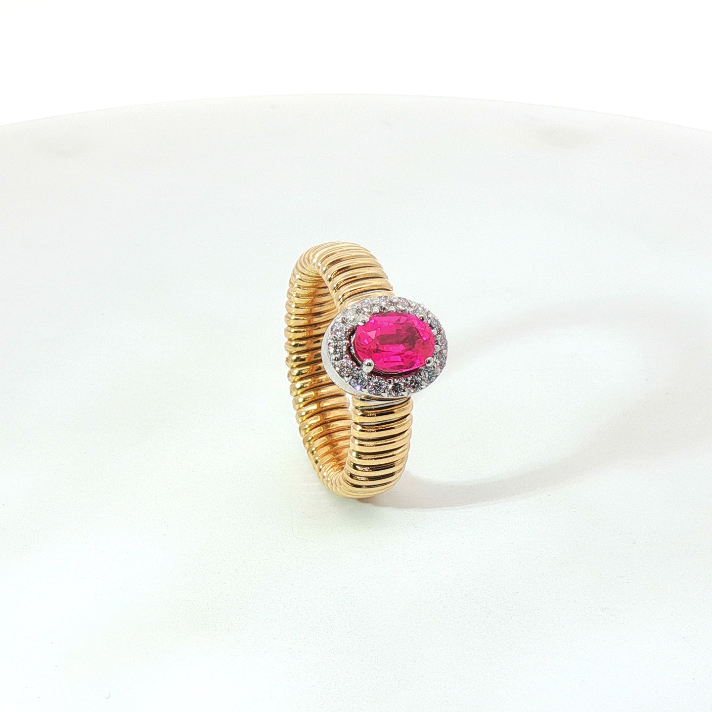 Solitario Queen con contorno in oro giallo tubogas con Zaffiro rosa Lab-Grown taglio ovale e Diamanti Lab-Grown taglio brillante.