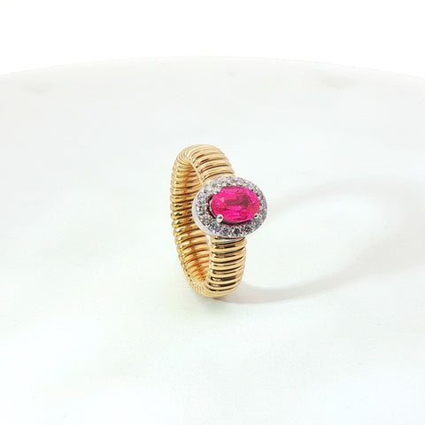 Solitario Queen con contorno in oro giallo tubogas con Zaffiro rosa Lab-Grown taglio ovale e Diamanti Lab-Grown taglio brillante.