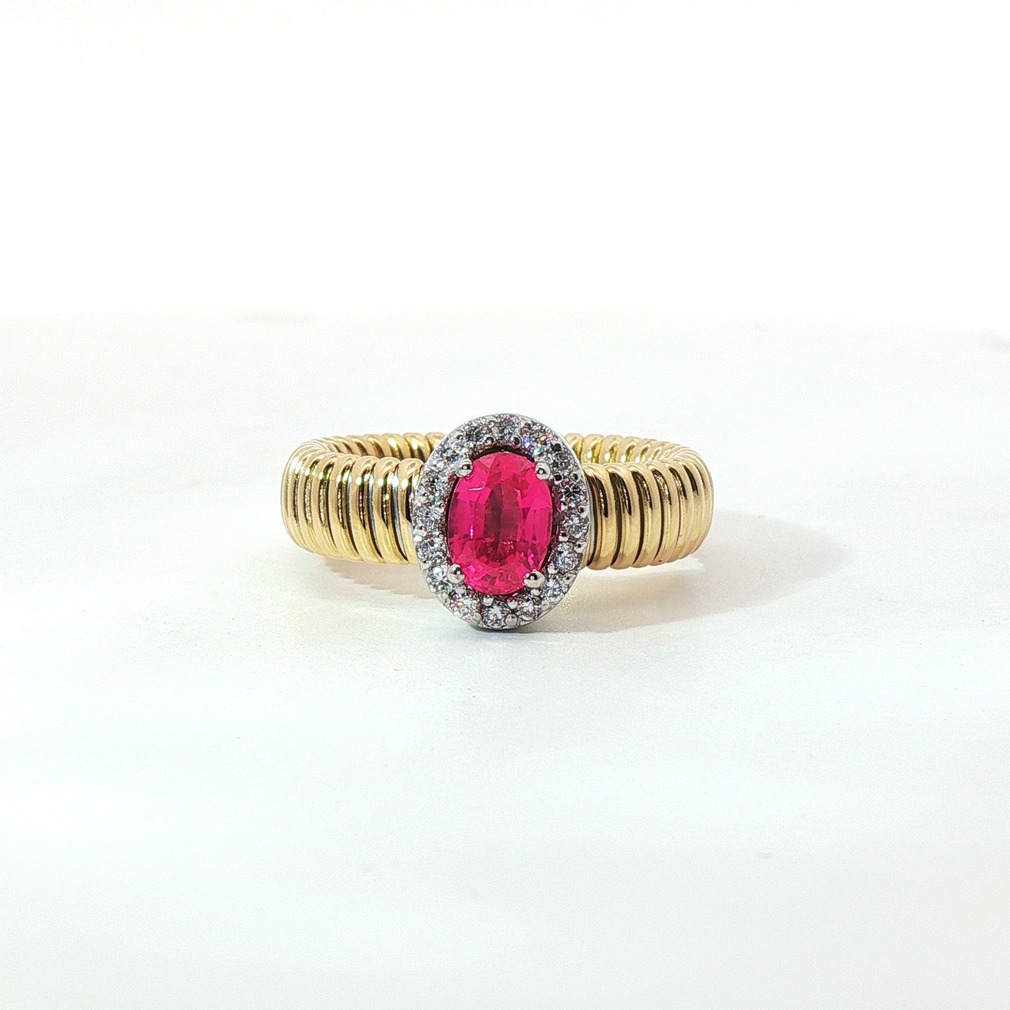 Solitario Queen con contorno in oro giallo tubogas con Zaffiro rosa Lab-Grown taglio ovale e Diamanti Lab-Grown taglio brillante.