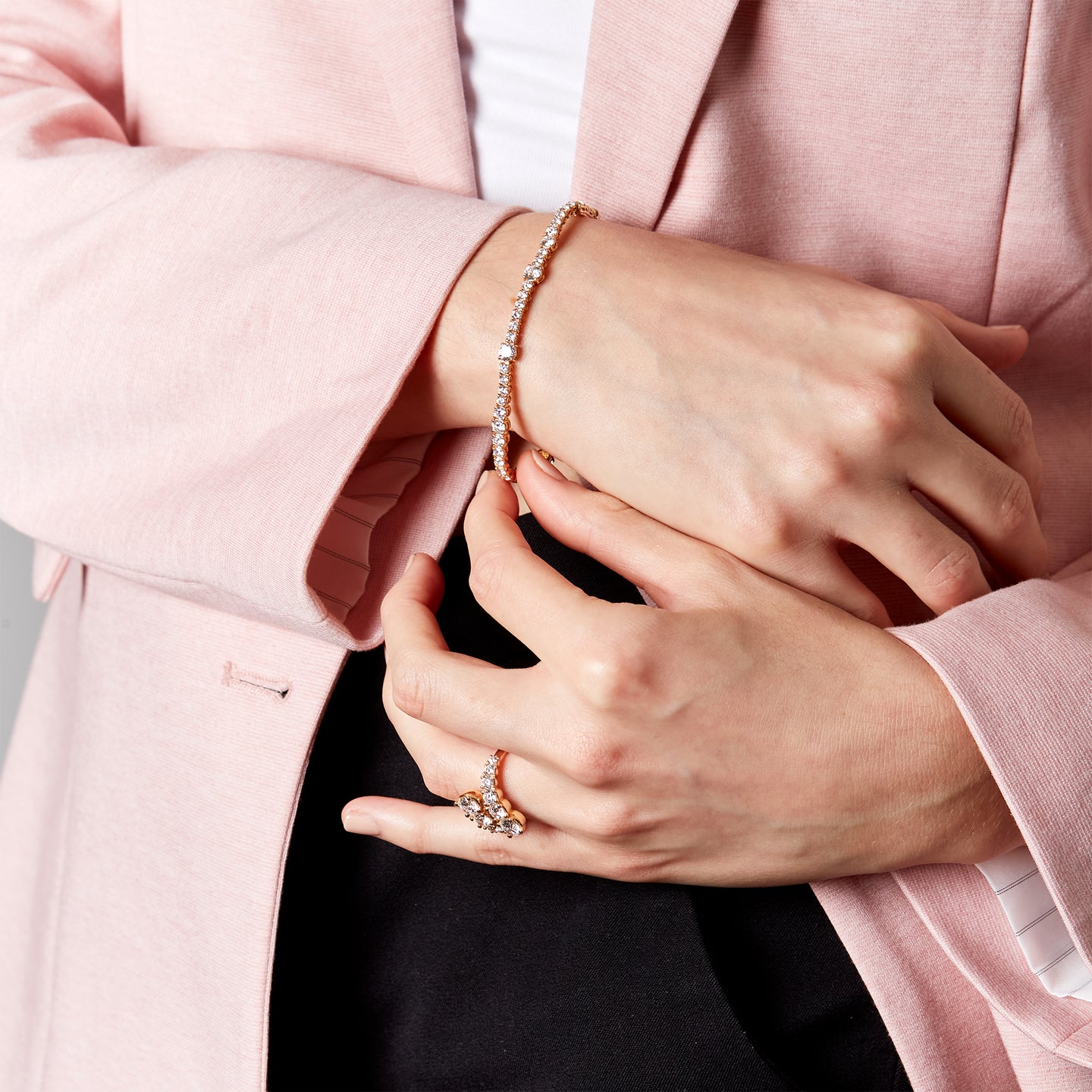 Bracciale Tennis con spot a filo in oro rosa con diamanti lab-grown taglio brillante, 5,85 carati.