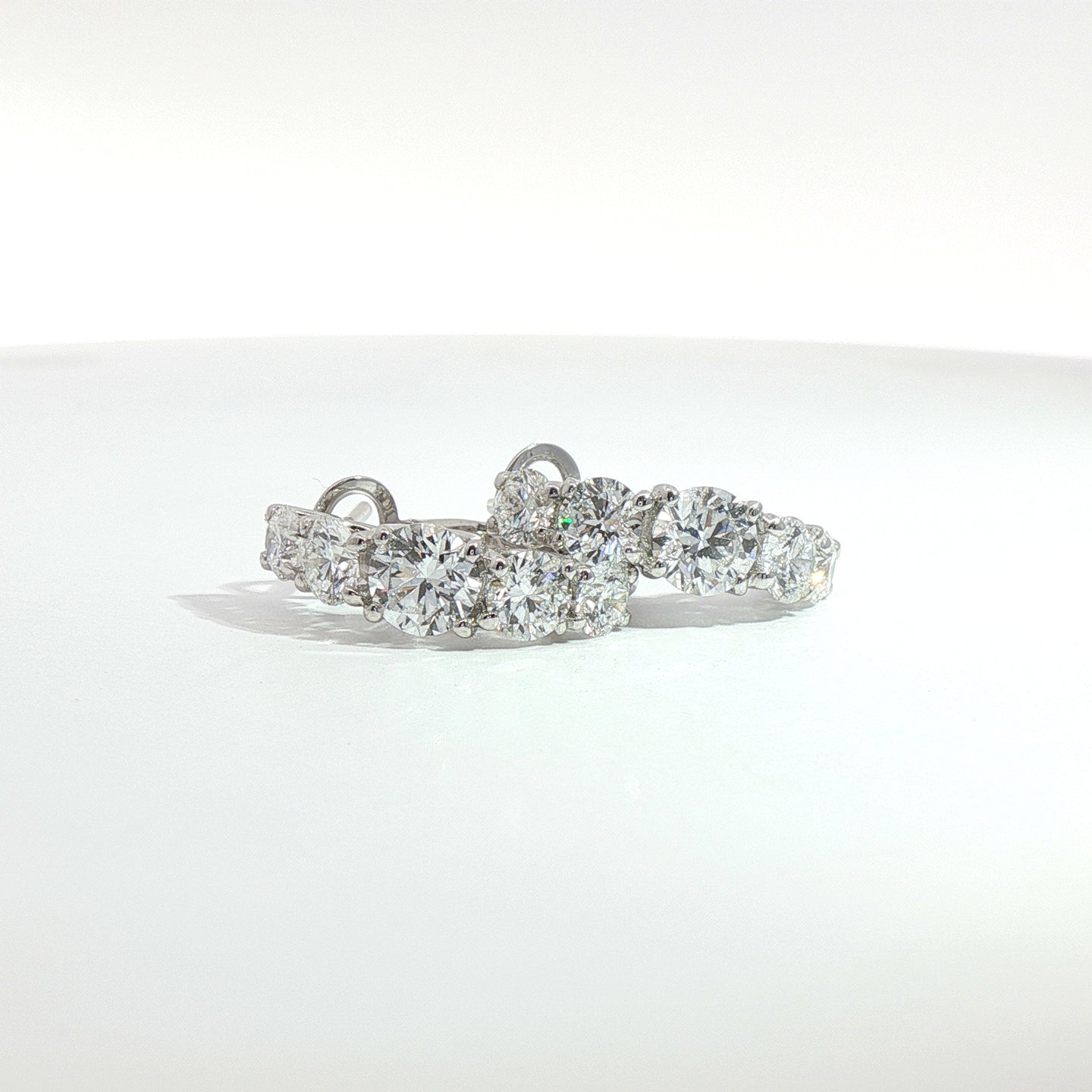 Orecchini cerchio in oro bianco con diamanti lab-Grown taglio brillante, 2,76 carati.