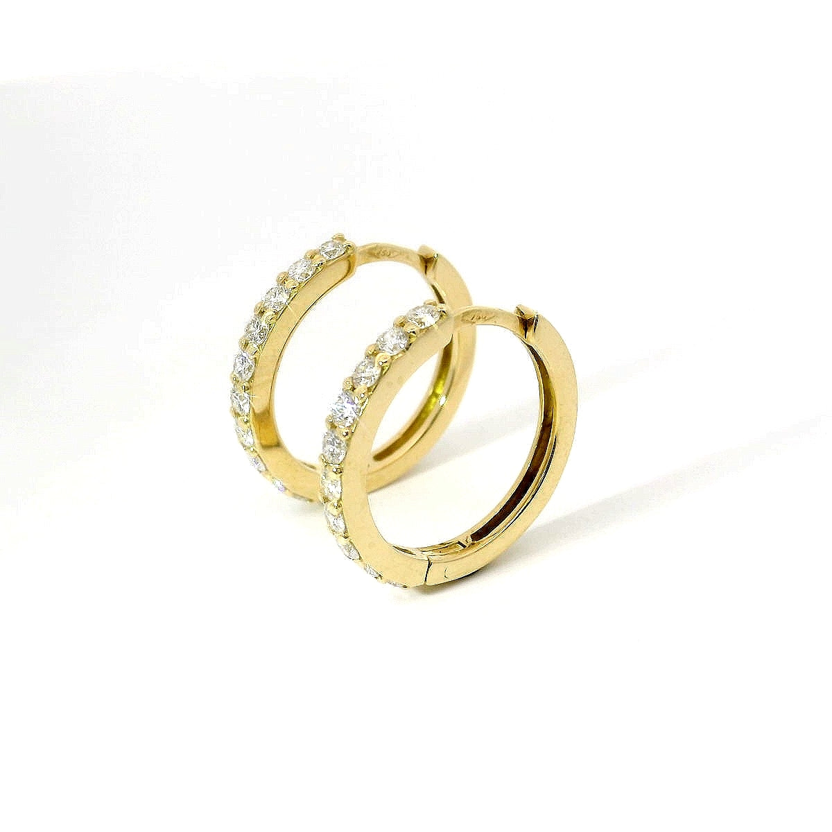 Orecchini a cerchio in oro giallo con diamanti lab-grown taglio brillante, 0,75 carati.