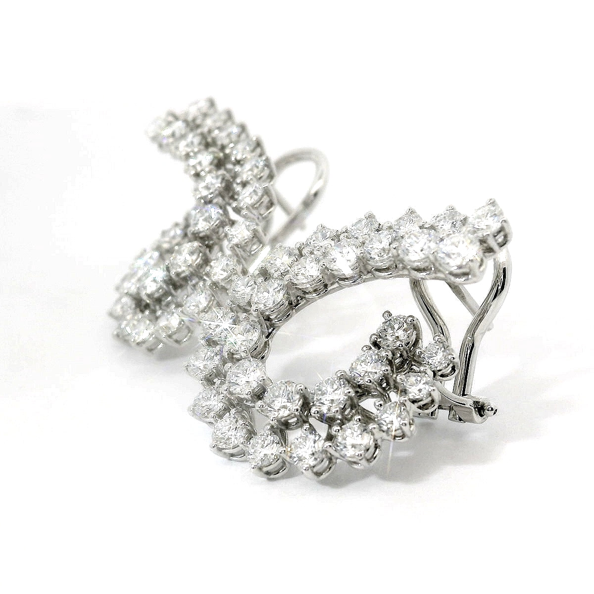 Orecchini a goccia in oro bianco e diamanti lab-grown taglio brillante, 5,13 carati.