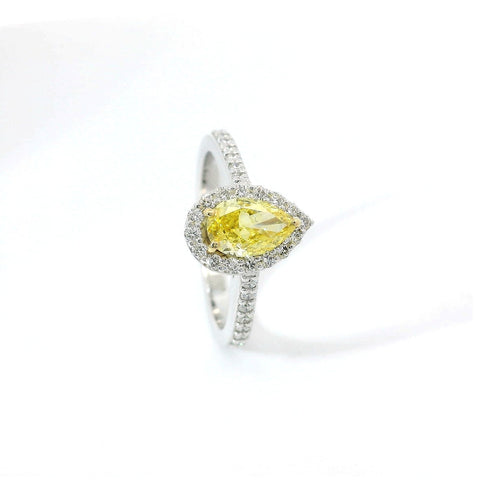Anello Dreams in oro bianco con diamante lab-grown fancy color taglio goccia e taglio brillante, 1,03 carati.