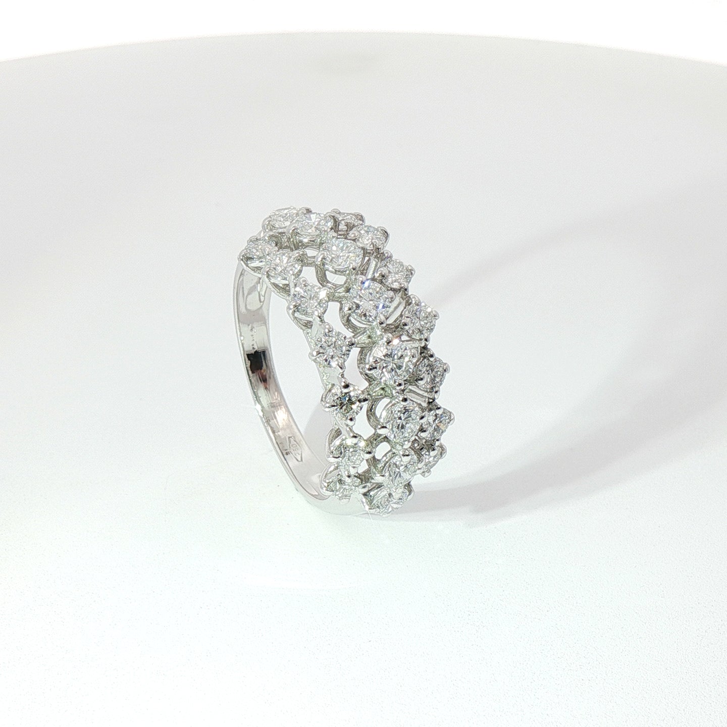 Anello a Fascia in oro bianco con Diamanti Lab-Grown taglio brillante, 1,54 carati.