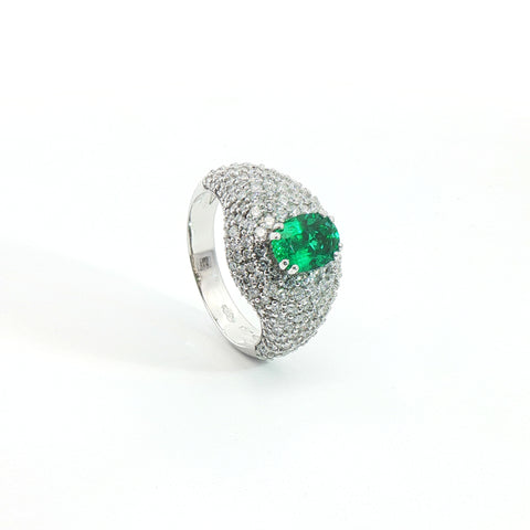 Anello fascia in oro bianco con pavè di diamanti Lab-Grown e smeraldo Lab-Grown.