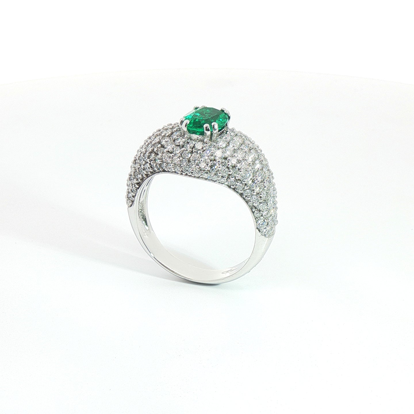 Anello fascia in oro bianco con pavè di diamanti Lab-Grown e smeraldo Lab-Grown.